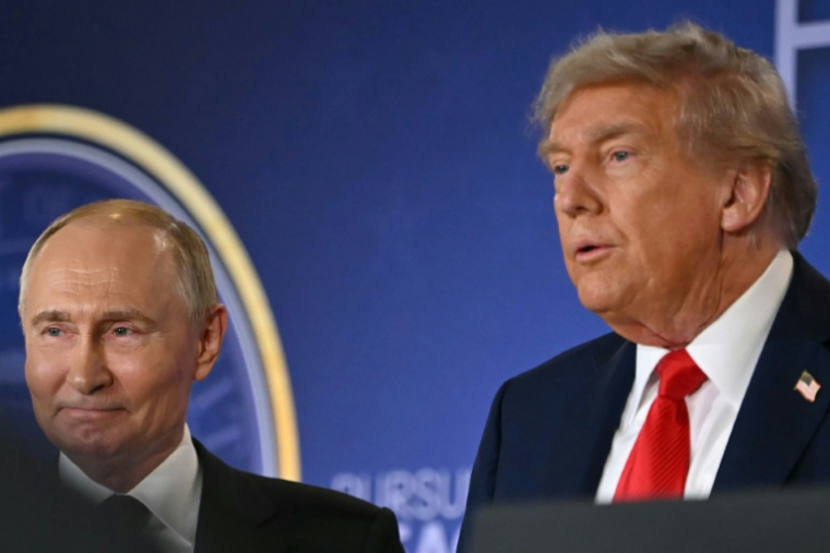 Donald Trump et Vladimir Poutine à Anchorage, en Alaska, le 15 août 2025 ( AFP / ANDREW CABALLERO-REYNOLDS )
