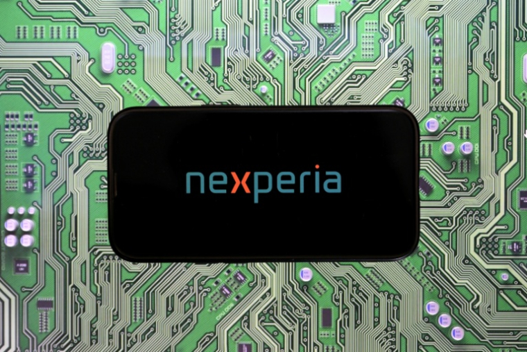 Le logo Nexperia sur un smartphone ( AFP / Nicolas TUCAT )