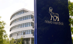 Une vue montre un panneau Novo Nordisk à l'extérieur de ses bureaux à Bagsvaerd, dans la banlieue de Copenhague