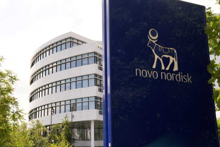 Une vue montre un panneau Novo Nordisk à l'extérieur de ses bureaux à Bagsvaerd, dans la banlieue de Copenhague