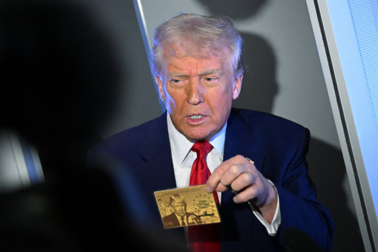 Donald Trump à bord d'Air Force One, le 3 avril 2025. ( AFP / MANDEL NGAN )