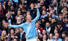 City prend la tête, Haaland et Mateta à la fête