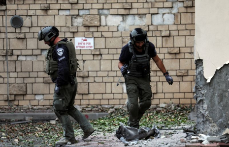La police israélienne inspecte les dégâts à Ashkelon, en Israël