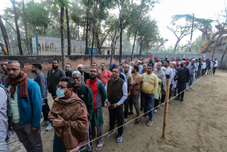 Des électeurs font la queue pour voter à Chittagong lors des élections législatives, le 12 février 2026 au Bangladesh ( AFP / - )