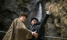 Peter Horrocks (d), vêtu en professeur Moriarty, et Philip Porter, incarnant Sherlock Holmes, aux chutes de Reichenbach, en Suisse, le 3 mai 2026 ( AFP / Fabrice COFFRINI )