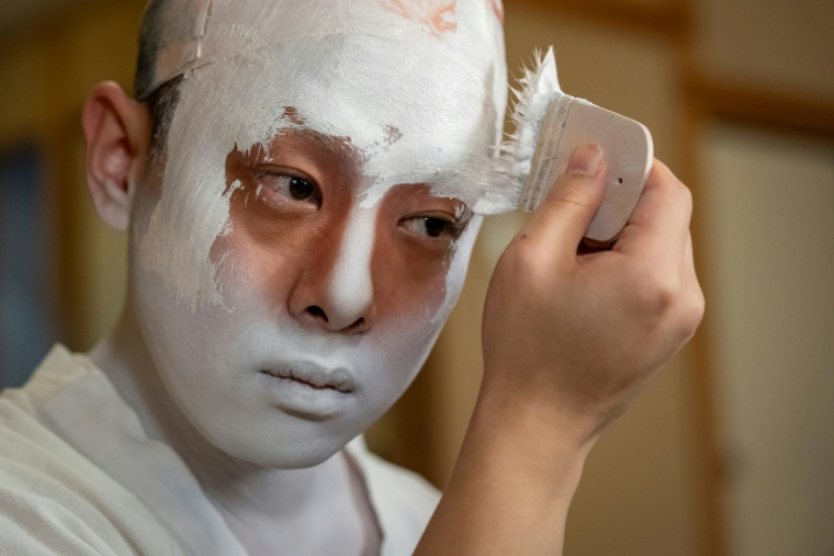 L'acteur Tanenosuke Nakamura se maquille avant sa représentation au théâtre Kabuki-za à Tokyo, le 13 avril 2026 ( AFP / Yuichi YAMAZAKI )