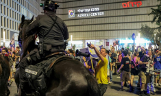 Confrontation entre un policier monté et un manifestant, lors d'une manifestation à Tel-Aviv pour réclamer un accord de cessez-le-feu à Gaza et le retour des otages du 7-Octobre, le 9 août 2025 ( AFP / Jack GUEZ )