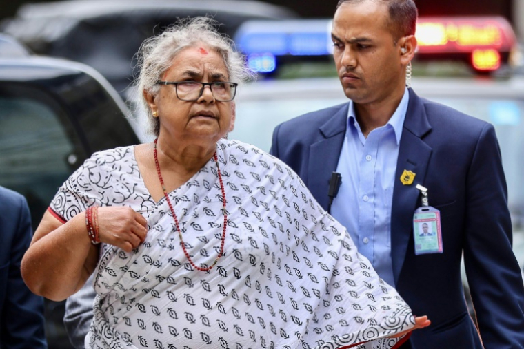 La Première ministre du Népal Sushila Karki arrive dans un hôpital pour rendre visite aux blessés des émeutes, le 13 septembre 2025 à Katmandou ( AFP / Prabin RANABHAT )