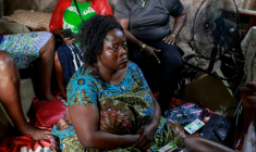 Des proches viennent apporter leur soutien à Elodie Fougué, dont le conjoint, Achille Simo, a été tué en marge des violences qui secouent le Cameroun depuis la réélection contestée de Paul Biya, le 31 octobre 2025 à Douala  ( AFP / - )