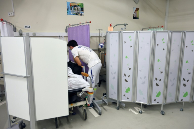 Un médecin prend en charge un patient atteint du virus du chikungunya au Centre Hospitalier Ouest Reunion (CHOR) de Saint Paul, à La Reunion, le 10 avril 2025 ( AFP / Richard BOUHET )