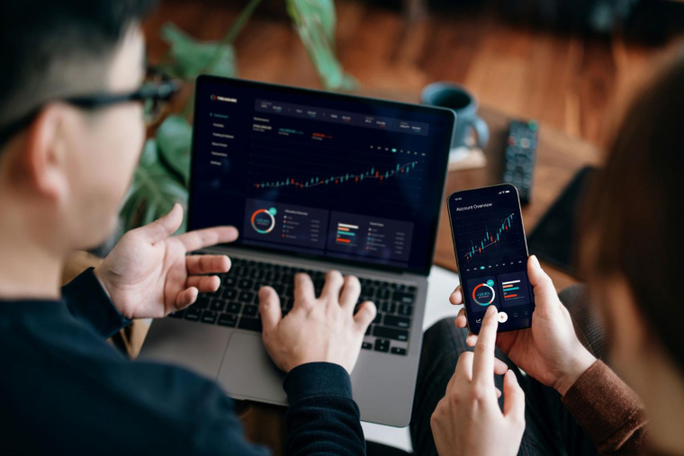 L’essor de l’IA ouvre de nouvelles perspectives d’investissement, en particulier dans les entreprises pionnières du secteur. Les ETF (Exchange Traded Funds) ou «trackers» offrent une solution intéressante pour les investisseurs souhaitant s’exposer à cette révolution technologique.