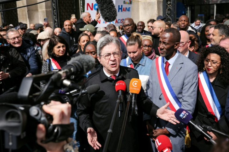 Jean-Luc Mélenchon s'exprime lors d'une manifestation contre le racisme à Saint-Denis, aux côtés du maire Bally Bagayoko, le 4 avril 2026 ( AFP / Thomas SAMSON )
