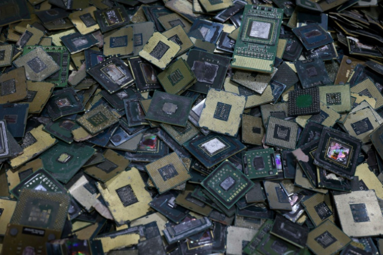 Cette photo, prise le 30 juin 2026, montre des composants électroniques destinés au recyclage à la Royal Mint de Llantrisant, dans le sud du pays de Galles ( AFP / Darren Staples )