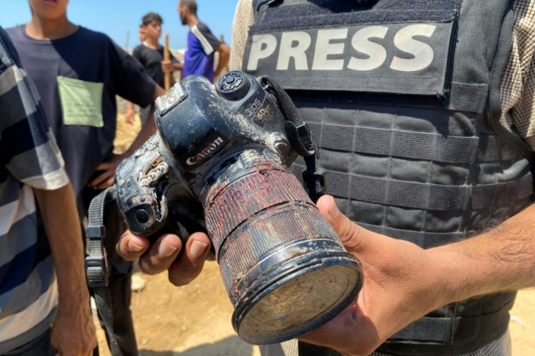 Un journaliste dans la bande de Gaza tient le 25 août 2025 l'appareil appartenant à la photojournaliste palestinienne Mariam Dagga, tuée dans une frappe israélienne  ( AFP / - )