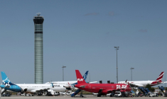 Des entreprises, mais aussi le ministère des Transports, pointent certains effets délétères pour le secteur aérien français de l'alourdissement récent de sa fiscalité ( AFP / Thibaud MORITZ )