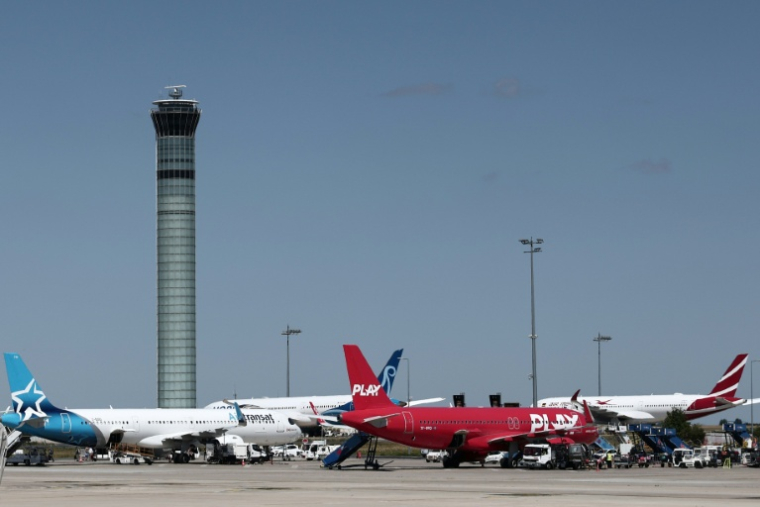 Des entreprises, mais aussi le ministère des Transports, pointent certains effets délétères pour le secteur aérien français de l'alourdissement récent de sa fiscalité ( AFP / Thibaud MORITZ )