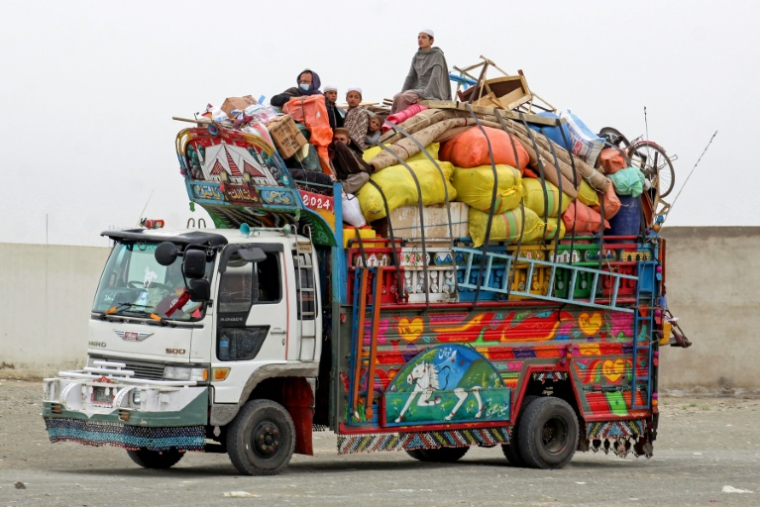 Des réfugiés à bord d'un camion avec leurs effets personnels, en attendant d’être expulsés vers l’Afghanistan, le 28 mars 2026 à Chaman, près de la frontière, au Pakistan ( AFP / Abdul BASIT )