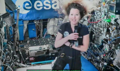 L'astronaute française Sophie Adenot, vue sur un écran dans la Station spatiale internationale, répond à des questions de journalistes présents au siège de l'Agence spatiale européenne, à Paris, le 2 septembre 2026 ( AFP / LOU BENOIST )