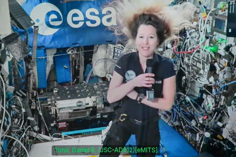 L'astronaute française Sophie Adenot, vue sur un écran dans la Station spatiale internationale, répond à des questions de journalistes présents au siège de l'Agence spatiale européenne, à Paris, le 2 septembre 2026 ( AFP / LOU BENOIST )