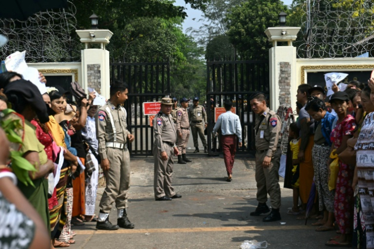 Des proches de détenus attendent leur libération par amnistie devant le portail de la prison Insein à Rangoun, Birmanie, le 17 avril 2026 ( AFP / Sai Aung MAIN )