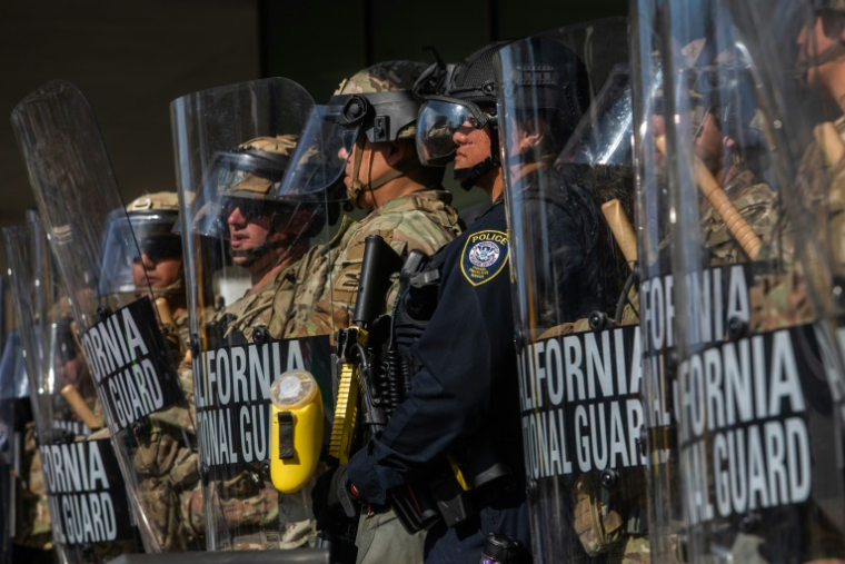 Des membres de la Garde nationale de Californie devant un bâtiment fédéral, le 9 juin 2025 à Los Angeles ( AFP / Apu GOMES )