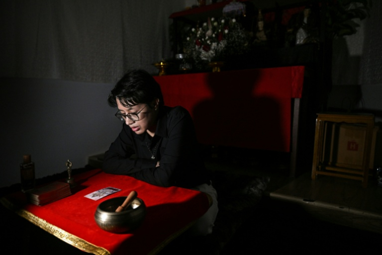 L'astrologue birman en exil Linn Nhyo Taryar, le 7 décembre 2025 à Bangkok  ( AFP / Lillian SUWANRUMPHA )