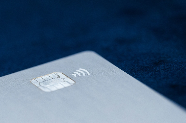 Face aux concurrents américains Visa et Mastercard, la solution française CB (Carte Bancaire) a pour ambition d'être un acteur majeur de la souveraineté  ( AFP / Julie SEBADELHA )