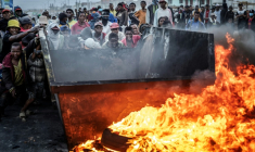 Des manifestants poussent un bac à  ordures pour ériger une barricade, le 9 octobre 2025 à Antananarivo (Madagascar) ( AFP / Luis TATO )