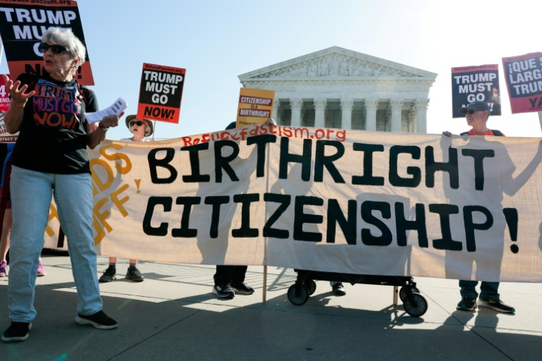 Des manifestants en faveur du droit du sol devant la Cour suprême des Etats-Unis, à Washington le 1er avril 2026 ( AFP / Kent Nishimura )