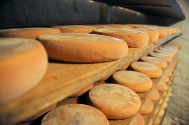 Photo d'archives de reblochons faits à La Clusaz en Haute-Savoie, le 21 août 2013 ( AFP / JEAN-PIERRE CLATOT )