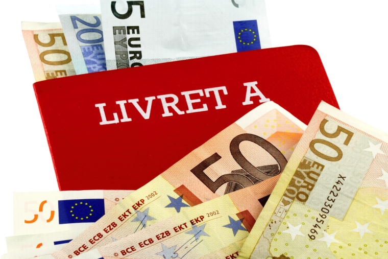 Inquiets pour leur avenir et dans l'impossibilité de réaliser certains achats, les Français ont largement opté pour une stratégie prudente : mettre de l'argent de côté.(© polkadot - stock.adobe.com)