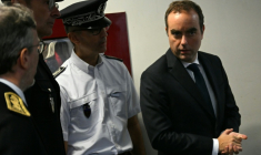 Le Premier ministre Sébastien Lecornu se rend pour un premier déplacement au commissariat de l'Haÿ-les-Roses, en banlieue parisienne, le 11 octobre 2025 ( POOL / Martin LELIEVRE )