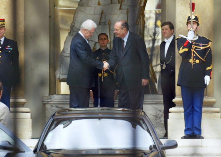 Lionel Jospin, Premier ministre démissionnaire, salue le président Jacques Chirac sur le perron de l'Elysée, le 6 mai 2002 ( AFP / PATRICK KOVARIK )