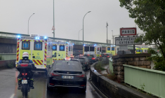 Des ambulances transportant les passagers français du MV Hondius arrivent à Paris, le 10 mai 2026  ( AFP / Xavier GALIANA )