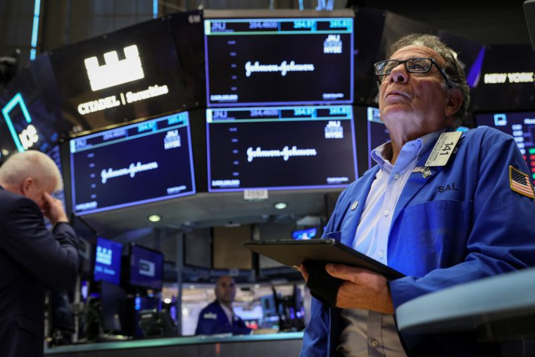 Les traders travaillent à la Bourse de New York