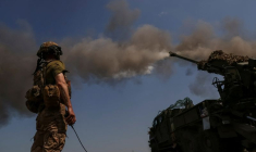 Un soldat ukrainien tire un obusier automoteur 2S22 Bohdana, près de la ville de Bakhmout