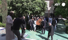 Le corps d'Aboubakar Cissé arrive à la Grande Mosquée de Paris