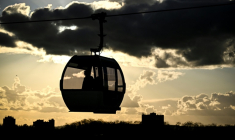 Dans le ciel francilien, une des cabines du nouveau téléphérique C1 à Limeil-Brevannes, dans le Val de Marne, photographiée le 20 novembre 2025 ( AFP / JULIEN DE ROSA )