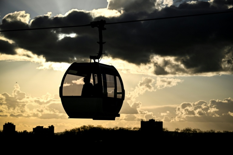 Dans le ciel francilien, une des cabines du nouveau téléphérique C1 à Limeil-Brevannes, dans le Val de Marne, photographiée le 20 novembre 2025 ( AFP / JULIEN DE ROSA )
