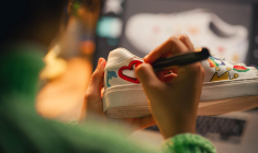 Vous pouvez acheter une paire de sneakers customisée par un artiste ou personnaliser vous-même vos baskets pour les rendre uniques. ( crédit photo : Shutterstock )