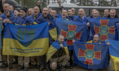 Des prisonniers de guerre ukrainiens libérés après un échange de prisonniers dans un lieu tenu secret de la région de Tchernihiv, le 15 mai 2026 en Ukraine ( AFP / Roman PILIPEY )