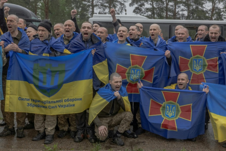 Des prisonniers de guerre ukrainiens libérés après un échange de prisonniers dans un lieu tenu secret de la région de Tchernihiv, le 15 mai 2026 en Ukraine ( AFP / Roman PILIPEY )