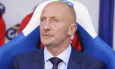 Un jet de siège fait entrer l’entraîneur de Swindon Town dans une colère noire