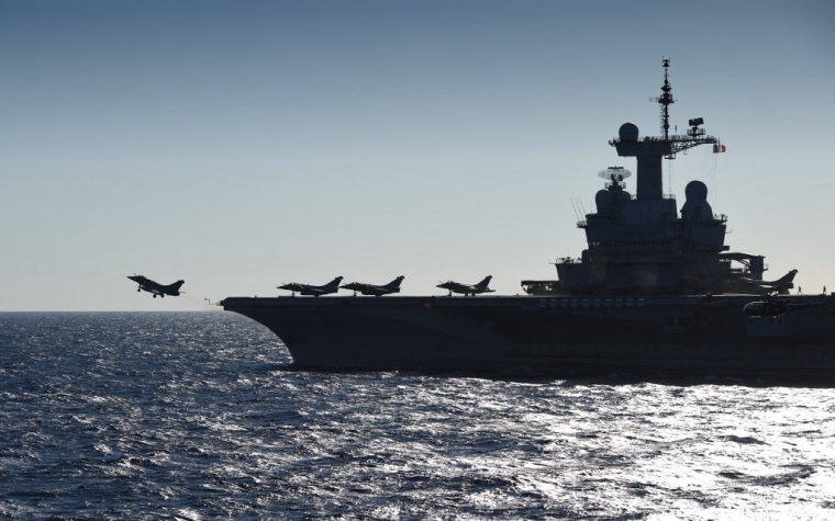 Un rafale décollant du porte-avion Charles-de-Gaulle. ( AFP / ERIC FEFERBERG )