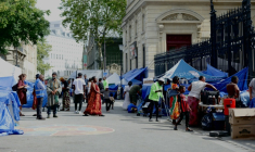 Des migrants et des tentes de fortune installées en plein centre de Paris le 21 août 2026 ( AFP / Thomas SAMSON )