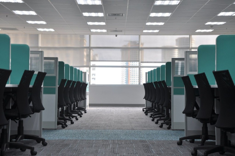 Certains vont en effet retourner au bureau quand d’autres continueront de télé-travailler, avant un retour à la normale dans plusieurs semaines voire mois (Crédits photo : Unsplash - kate.sade )