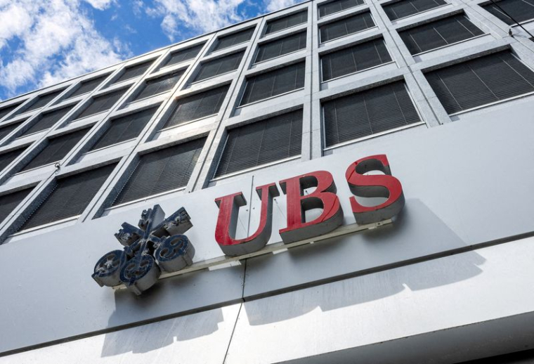 Le logo de l'UBS figure sur la succursale de la banque suisse à Lucerne