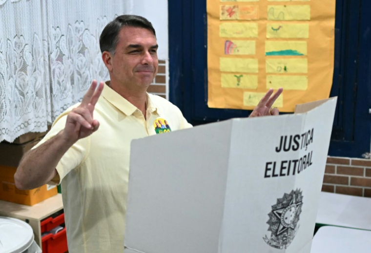 Le candidat conservateur à la présidentielle du Brésil, Flavio Bolsonaro, vote au premier tour du scrutin, le 4 octobre 2026 à Rio ( AFP / Mauro PIMENTEL )