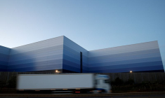 Un camion passe devant un entrepôt