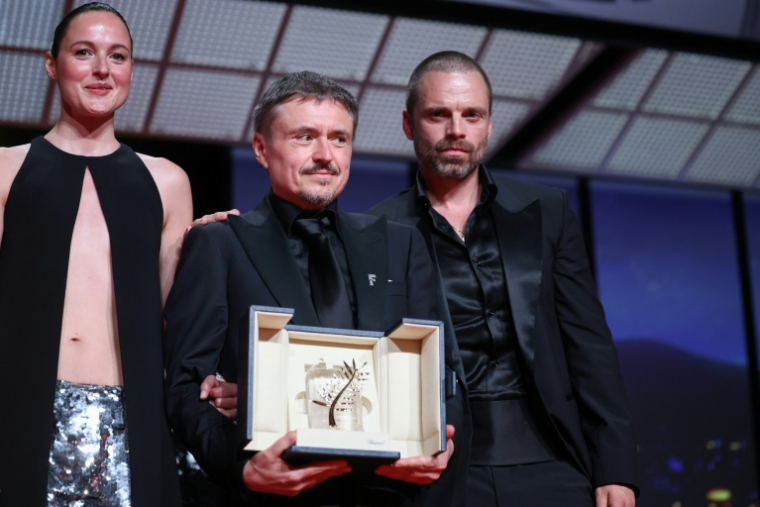 (de G à D) L'actrice norvégienne Renate Reinsve, le réalisateur roumain Cristian Mungiu et l'acteur roumano-américain Sebastian Stan  lors de la cérémonie de clôture de la 79e édition du Festival de Cannes, le 23 mai 2026 ( AFP / Valery HACHE )